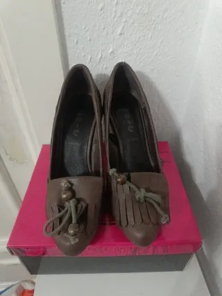 Zapatos de tacón MiMao marrones
