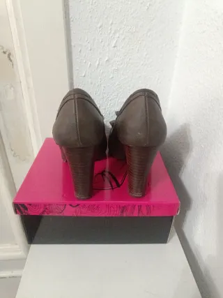 Zapatos de tacón MiMao marrones