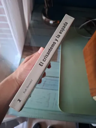 El crisantemo y la espada