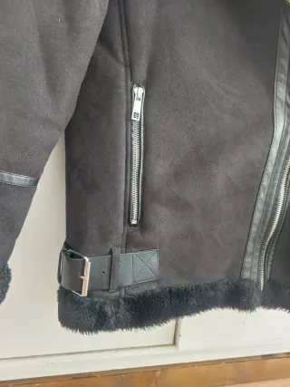 Cazadora polipiel Pull&Bear negra