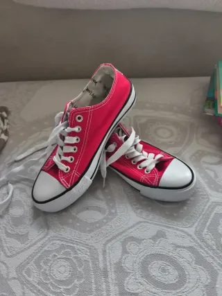 Zapatillas deportivas rojas y blancas