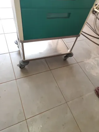 Carro auxiliar médico verde y plateado