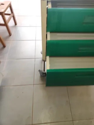 Carro auxiliar médico verde y plateado