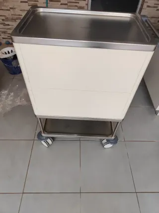 Carro auxiliar médico verde y plateado