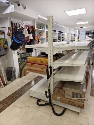 Estantería tipo góndola metálica