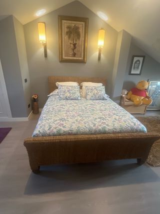 Cama de mimbre estilo rústico