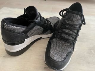 Zapatillas negras y plateadas