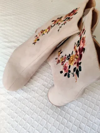 Botines Zara bordados florales beige
