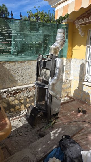 Chimenea metálica con puerta de cristal