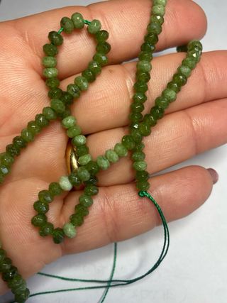 Filo di pietre dure verdi sfaccettate