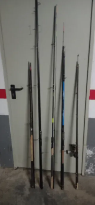 Varias cañas y carrete