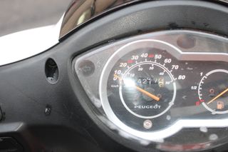 Peugeot Scooter Blanca - Bajo Consumo