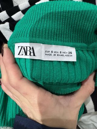 Top Zara cuello alto verde