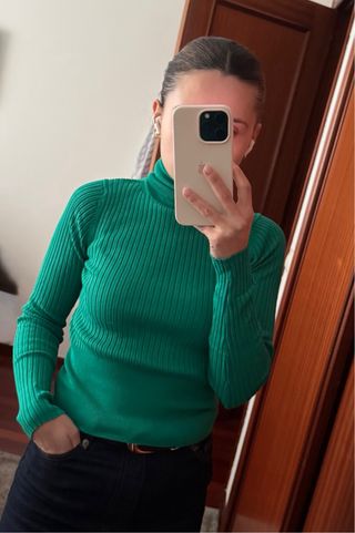 Top Zara cuello alto verde