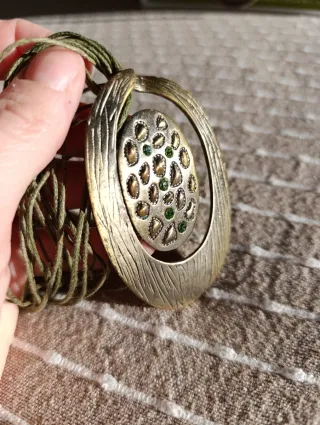 Collana con ciondolo ovale e brillanti verdi