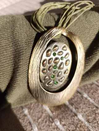 Collana con ciondolo ovale e brillanti verdi
