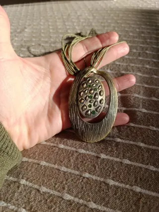 Collana con ciondolo ovale e brillanti verdi