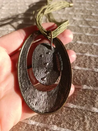 Collana con ciondolo ovale e brillanti verdi