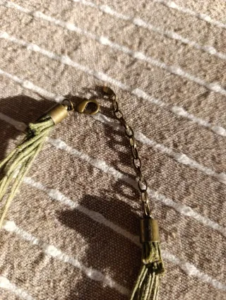 Collana con ciondolo ovale e brillanti verdi