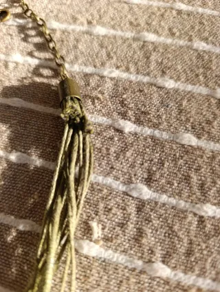 Collana con ciondolo ovale e brillanti verdi