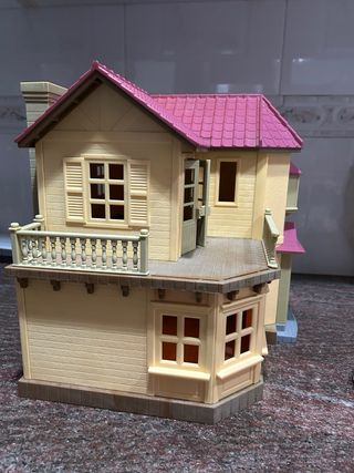 Casa de muñecas rosa y amarilla Silvaniah
