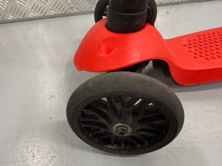 Patinete infantil Decathlon 3 ruedas rojo + casco