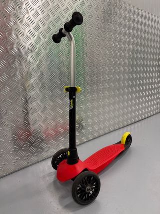 Patinete infantil Decathlon 3 ruedas rojo + casco