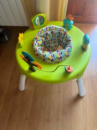 Tavolo da gioco interattivo per bambini con vari giocattoli