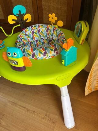 Tavolo da gioco interattivo per bambini con vari giocattoli