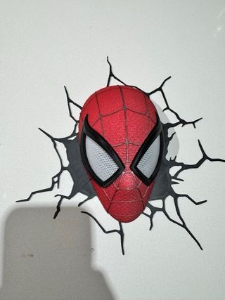 Spider-man grieta pared y 2 manos spiderman