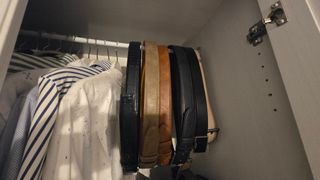 Cinturones de cuero negro y beige,marrón,azuloscur