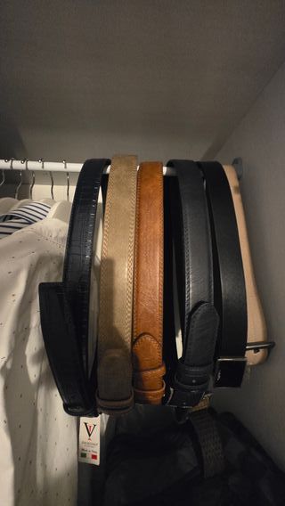 Cinturones de cuero negro y beige,marrón,azuloscur