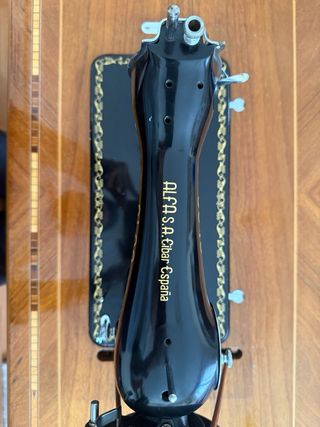Máquina de coser Alfa antigua