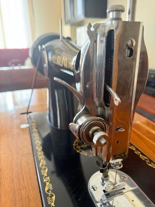 Máquina de coser Alfa antigua