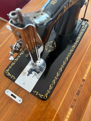 Máquina de coser Alfa antigua