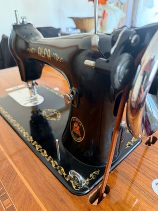 Máquina de coser Alfa antigua