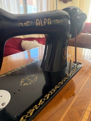Máquina de coser Alfa antigua
