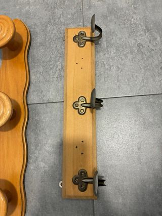 Tres percheros de madera y metal