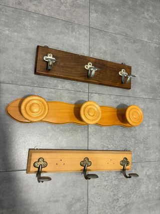 Tres percheros de madera y metal