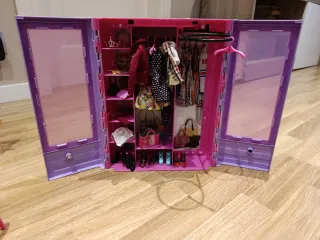 Lote Barbie: Casa, Armario y Muñecas