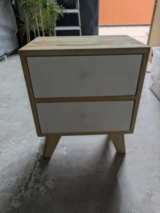 Mesita de noche de madera con 2 cajones