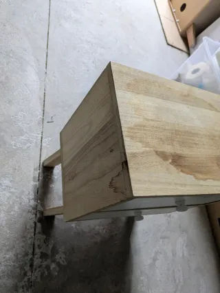 Mesita de noche de madera con 2 cajones