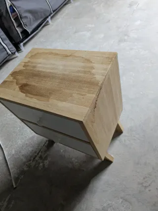 Mesita de noche de madera con 2 cajones