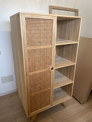 Armario madera natural con puerta de ratán