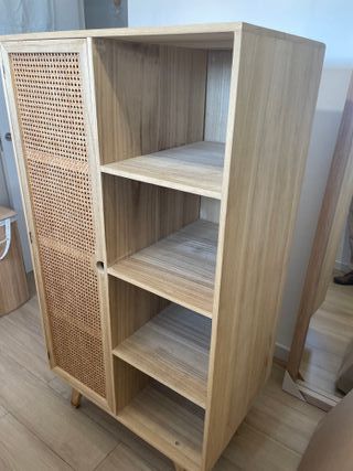 Armario madera natural con puerta de ratán