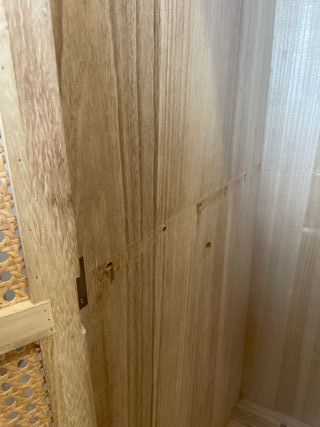 Armario madera natural con puerta de ratán