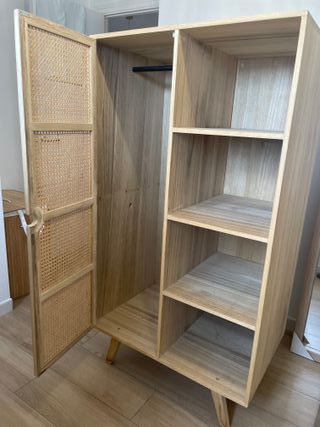 Armario madera natural con puerta de ratán