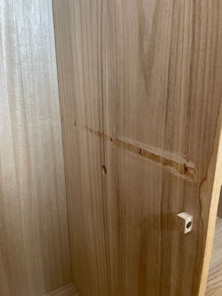 Armario madera natural con puerta de ratán