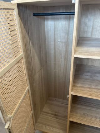 Armario madera natural con puerta de ratán