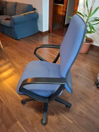 Silla de oficina azul y negra